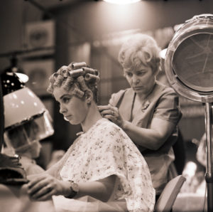 Hairstylist with a model on the occasion of the 6th international hairstyle competition of the socialist countries 1969 in Leipzig Hairstylist with a model on the occasion of the 6th international hairstyle competition of the socialist countries 1969 in Leipzig